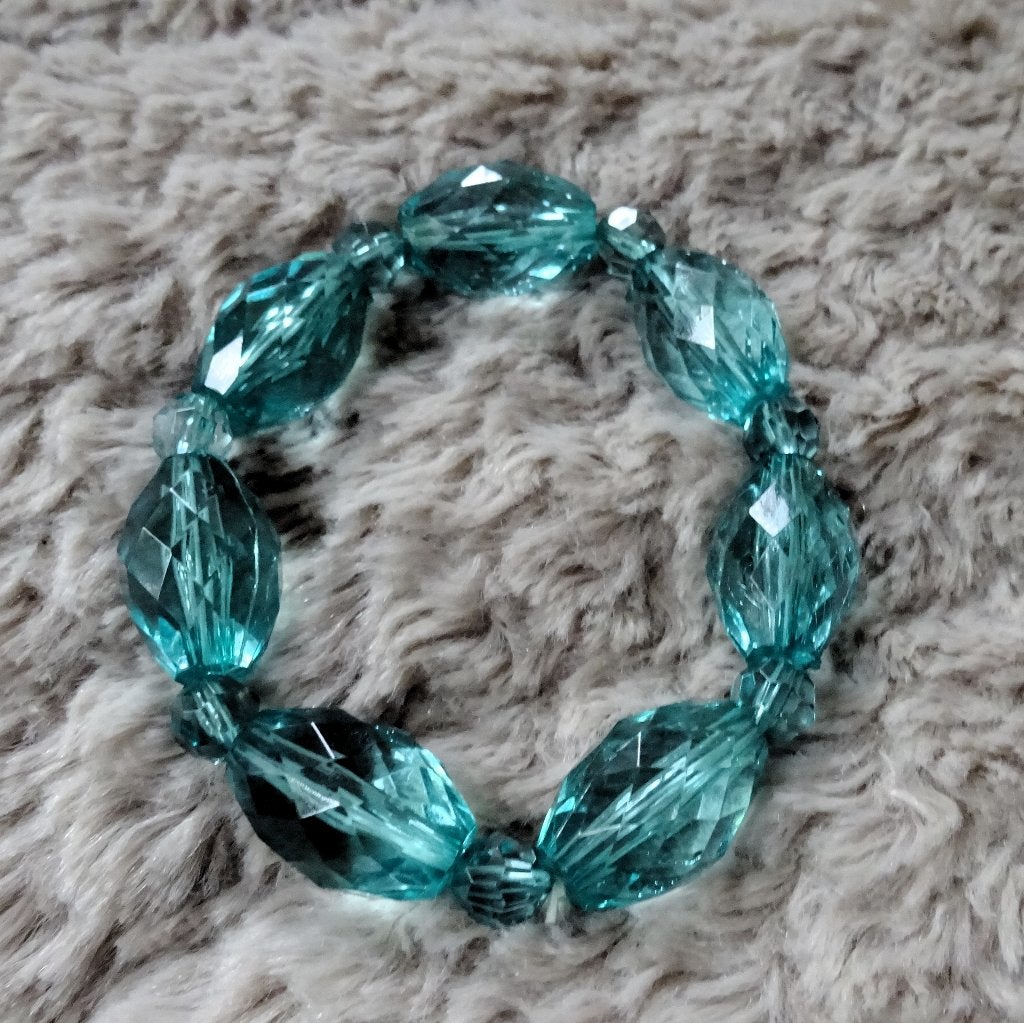 Armband grote blauwe kunststof gefaceteerde kralen, Gebruikt, Elastiek, Met bedels of kralen, Verzenden