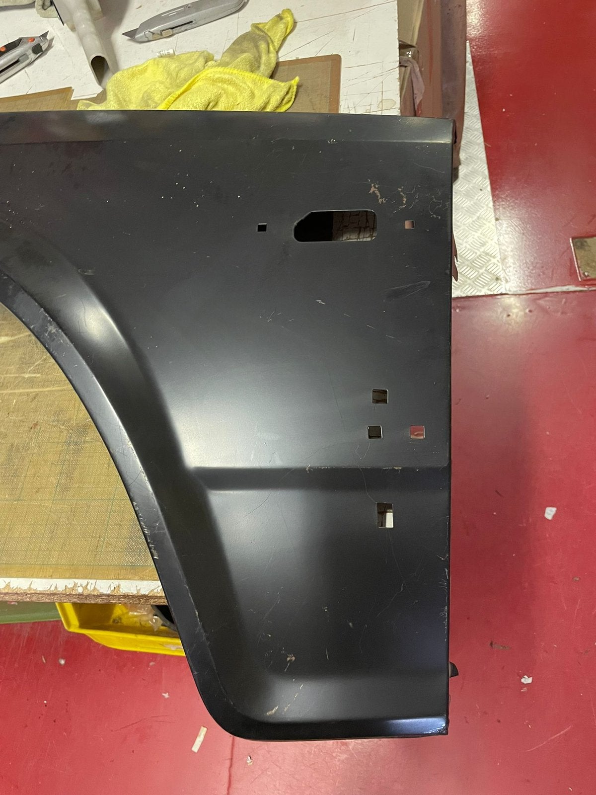 Nieuw rechter voorscherm mazda 323 1980/82 ongespoten scherm, Auto-onderdelen, Ophalen of Verzenden, Nieuw, Mazda, Spatbord