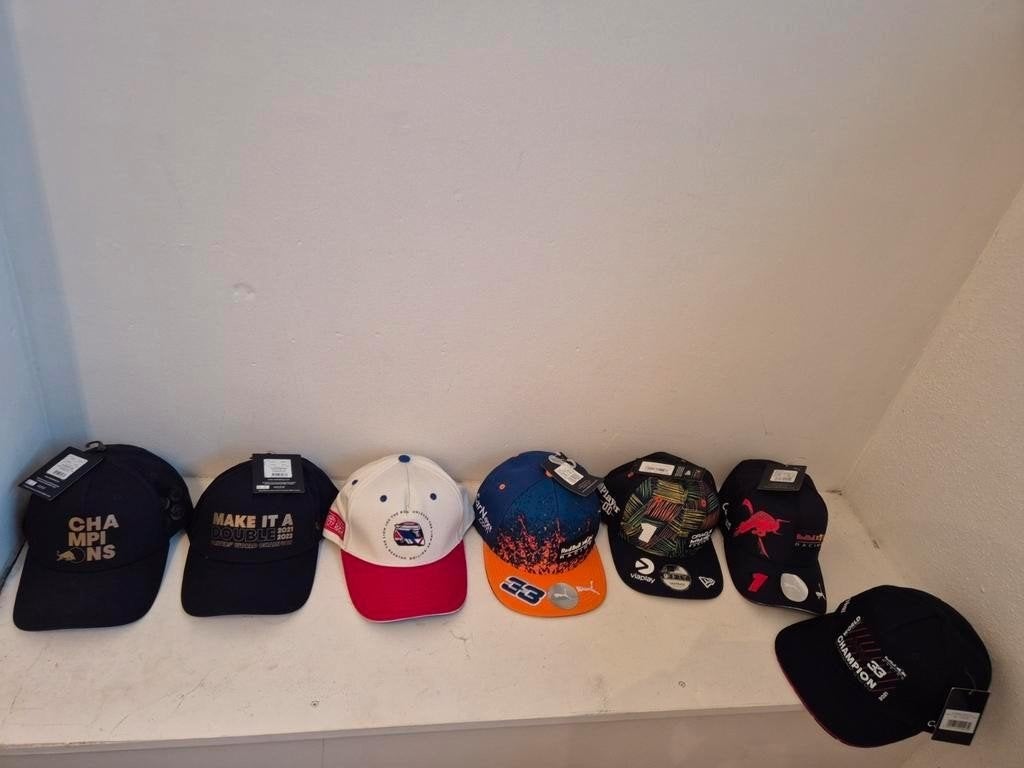 Verschillende Max verstappen caps nieuw ongedragen €50,-, Ophalen, Nieuw, One size fits all, Pet