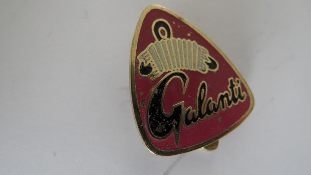 Galanti accordeon speld, oude knoop, Verzamelen, Verzenden, Gebruikt, Merk, Speldje of Pin