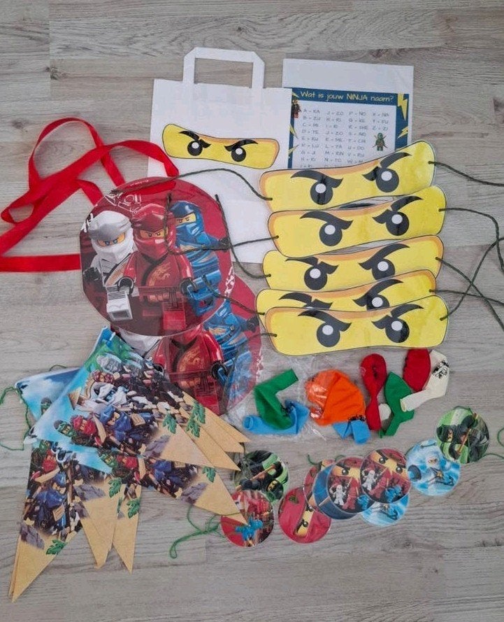 Ninjago feestartikelen slingers versiering compleet, Ophalen of Verzenden, Gebruikt, Feestartikel, Verjaardag
