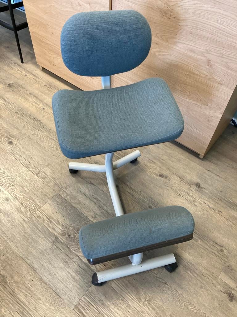Ergonomische kniestoel te koop, Gebruikt, Ophalen of Verzenden, Bureaukruk, Grijs