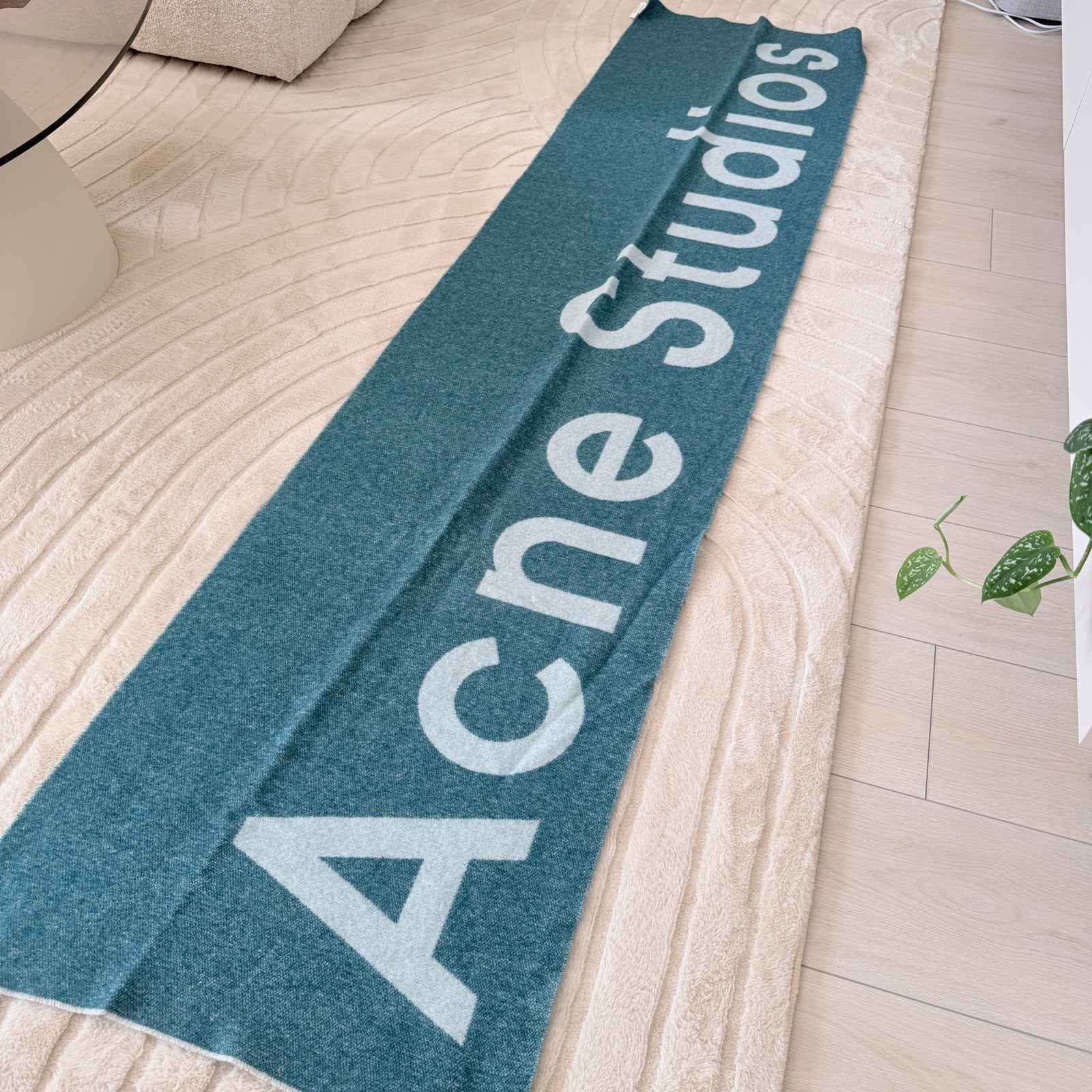 Acne Studios Oversized Logo Sjaal Turquoise 220 x 50 cm, Kleding | Dames, Mutsen, Sjaals en Handschoenen, Zo goed als nieuw, Sjaal