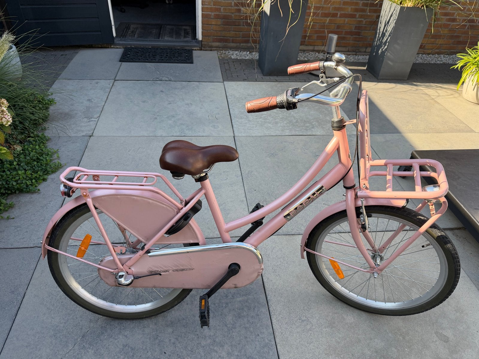 Roze kinderfiets met voordrager - Popal Daily Dutch Basic, Fietsen en Brommers, Ophalen, Gebruikt, Terugtraprem, 20 inch of meer