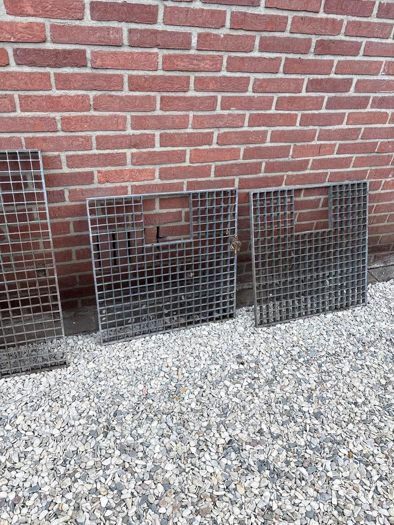 2 Gegalvaniseerde roosters voor fonteinen en waterornamenten, Tuin en Terras, Ophalen of Verzenden, Gebruikt, Overige materialen