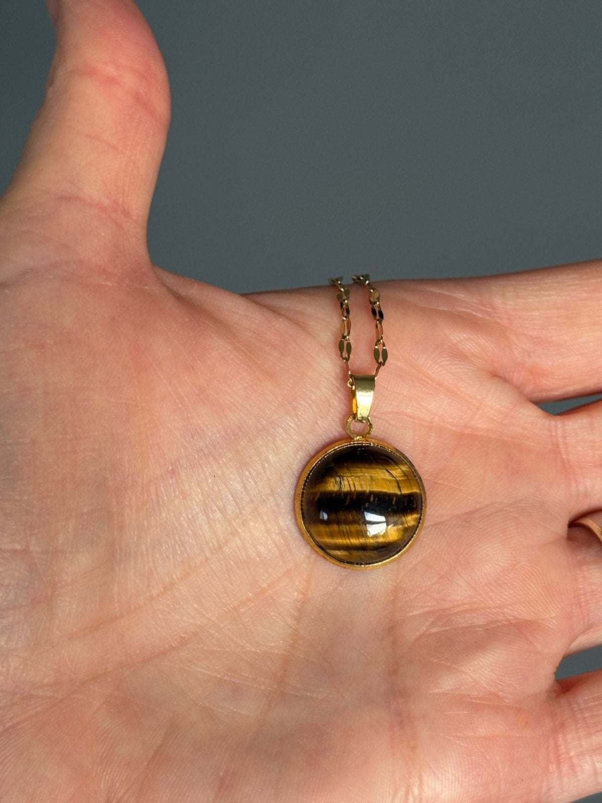 Tijgeroog hanger ketting - Gedraaide stijl, goudkleurig, Nieuw, Cariadgems@hotmail.com, Ophalen of Verzenden, Steen of Mineraal