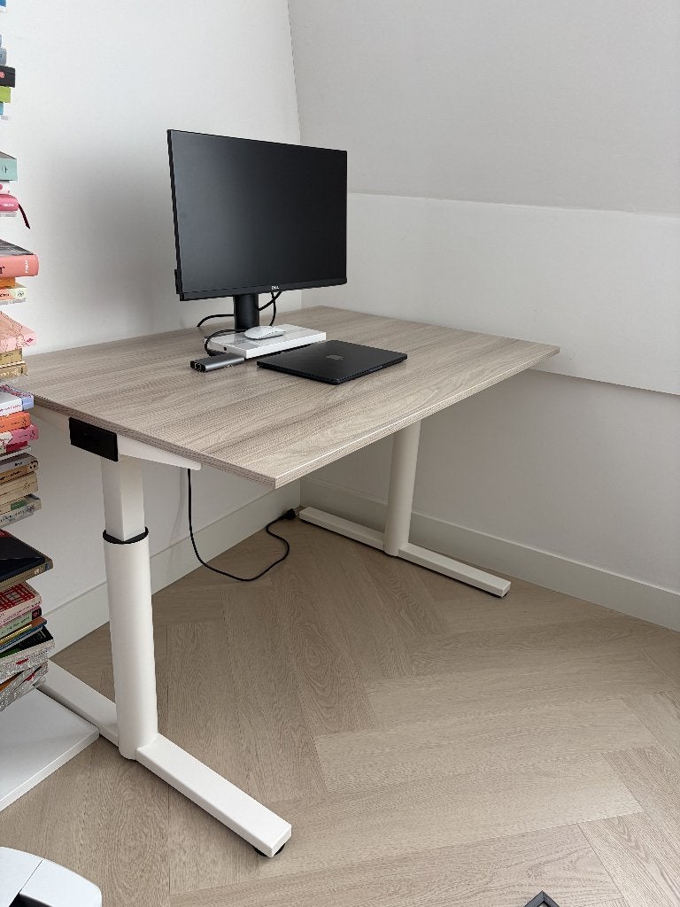 Gispen Slingerbureau eikenblad, Huis en Inrichting, Bureaus, Zo goed als nieuw, Zit-sta bureau, Gispen, Modern, Metaal, Meerkleurig