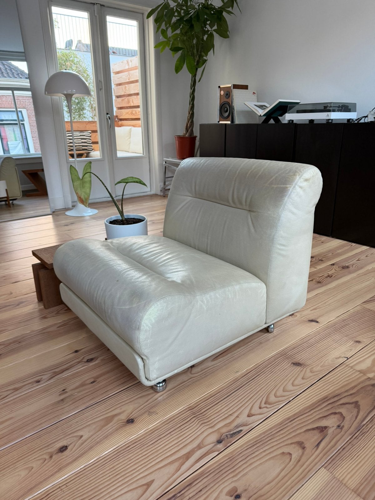 Mid Century B&B italia stijl stoel creme leer, Gebruikt, Eenpersoons, Mid century modern, Ophalen of Verzenden