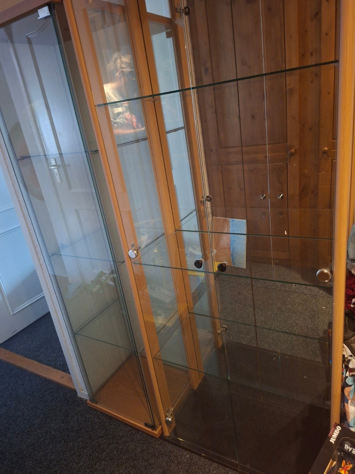 Twee vitrinekasten: één met spiegel, één volledig glas, Huis en Inrichting, Overige houtsoorten, 150 tot 200 cm, 25 tot 50 cm