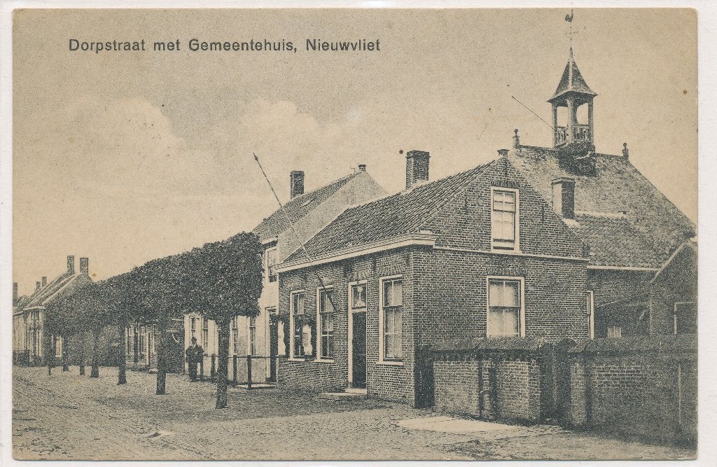 Nieuwvliet - Dorpstraat met Gemeentehuis, Ophalen of Verzenden, 1920 tot 1940, Gelopen, Zeeland