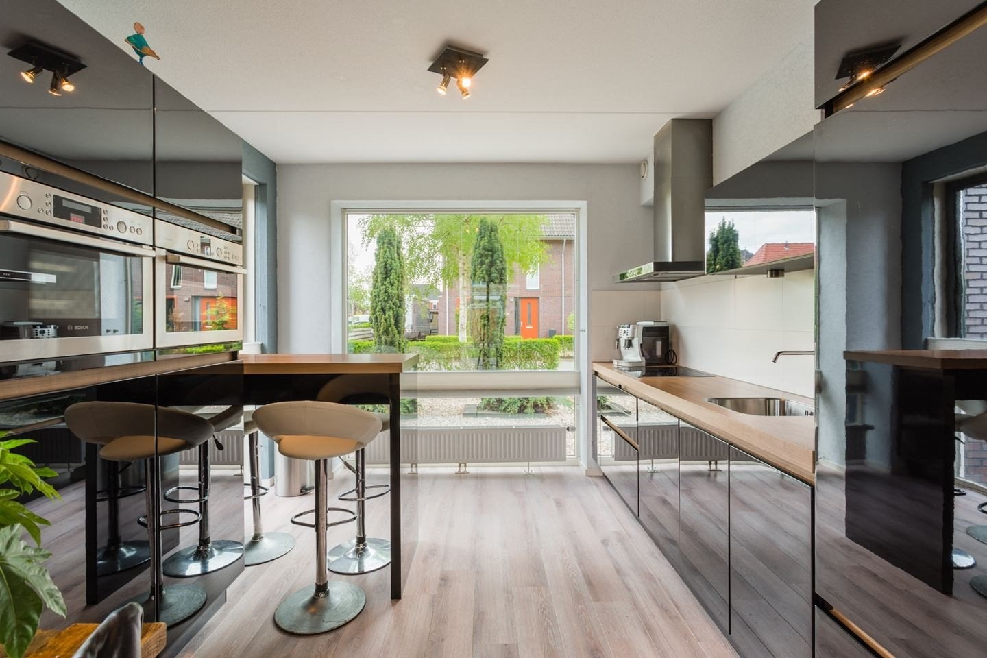 Moderne zwarte keuken met houten blad, Ophalen, Gebruikt, Zwart, Enkelwandige keuken