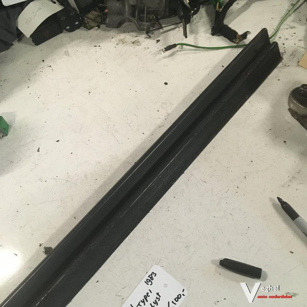 Mercedes W201 1983 Rubber Links en Rechts thv kokerbalk, Gebruikt, -, -, Ophalen of Verzenden