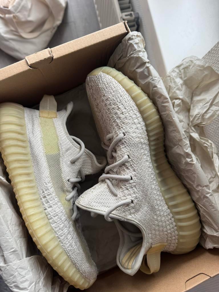 Yeezy boost 350 v2 light, Kleding | Heren, Schoenen, Verzenden