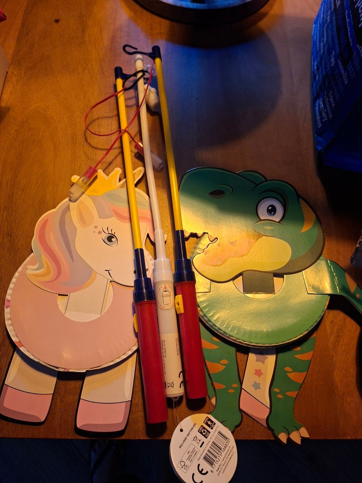 Lampionnen met stokjes - Eenhoorn en Dinosaurus, Gebruikt, Dieren, Meerkleurig, Ophalen of Verzenden