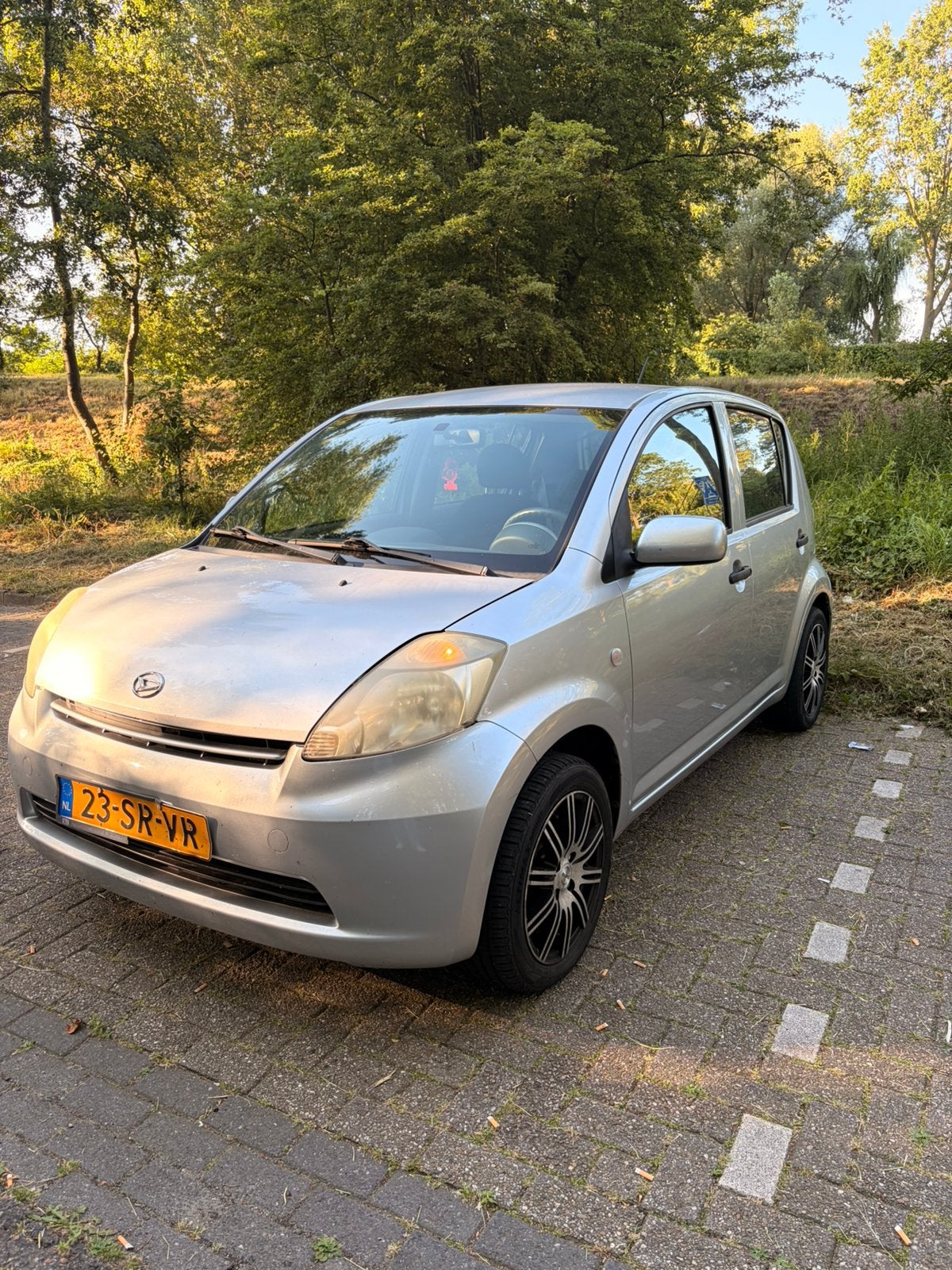 Daihatsu Sirion 1.0 51KW 2006 Grijs APK 05-2027, Auto's, Daihatsu, Voorwielaandrijving, Handgeschakeld, 3 cilinders, Zilver of Grijs