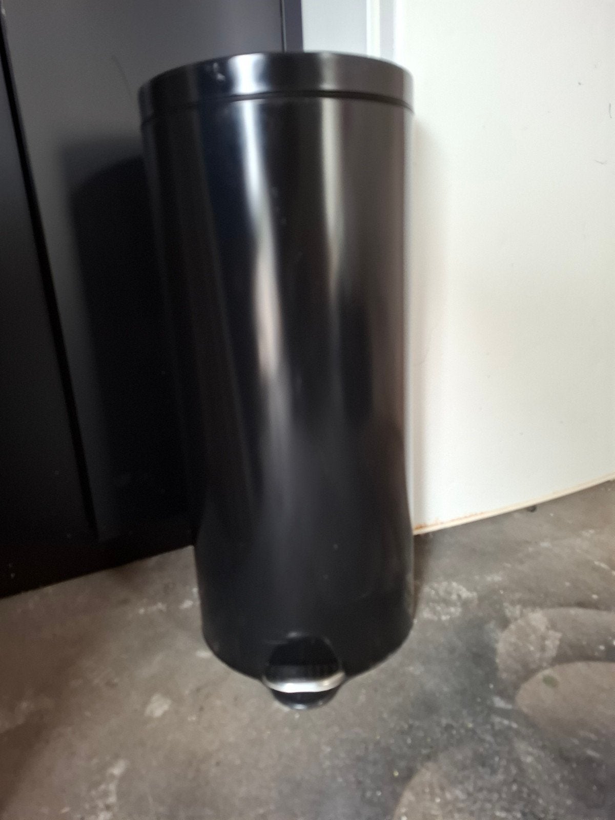 Zwarte vuilnisbak met pedaal, Ophalen