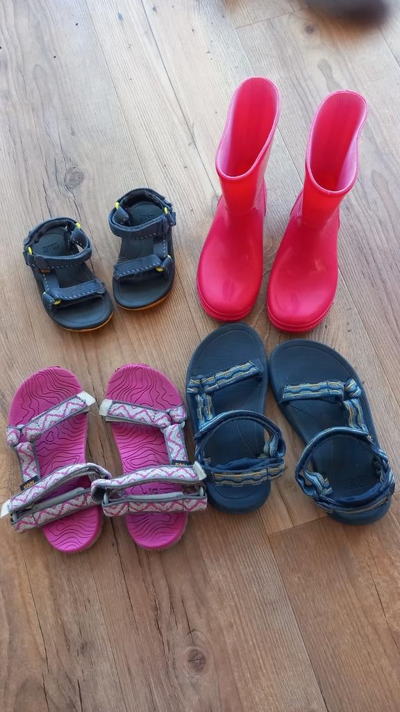 Teva sandalen maat 20 en regenlaarzen maat 28, Kinderen en Baby's, Kinderkleding | Schoenen en Sokken, Gebruikt, Jongen of Meisje