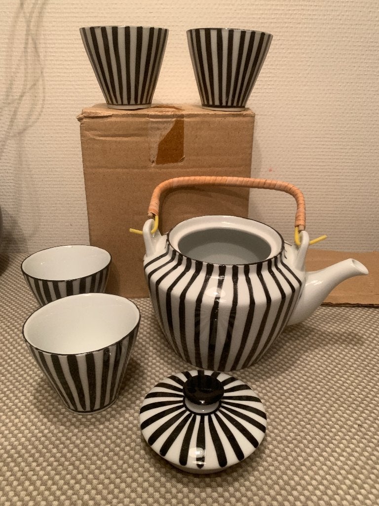 Douwe Egberts Theepot met 4 Kopjes - Zwart Wit, Ophalen of Verzenden, Zo goed als nieuw, Theepot, Modern