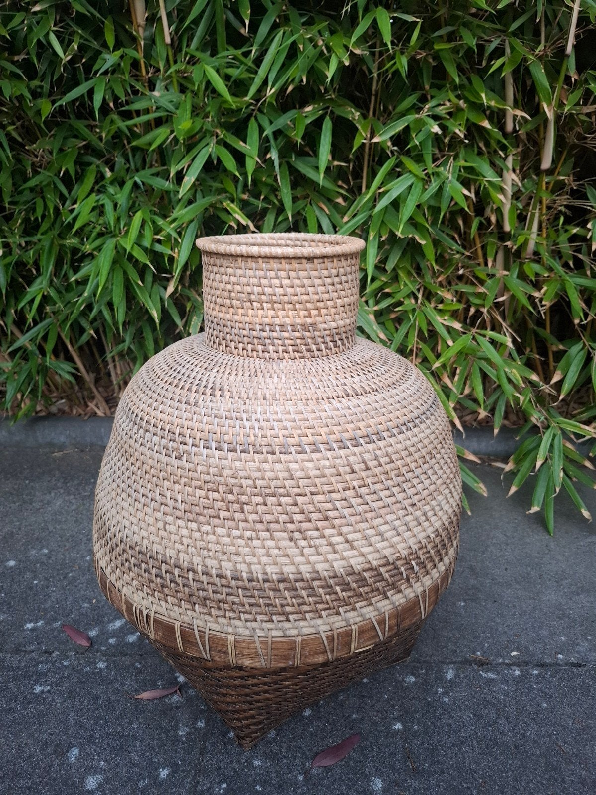Grote rotan mand vaas uit Bali, Huis en Inrichting, Overige materialen, Overige kleuren, 50 tot 75 cm, Ophalen of Verzenden