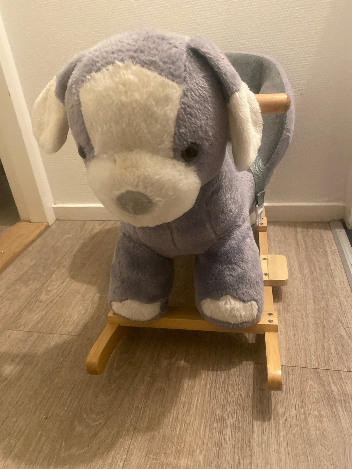 Schattige houten hobbelhond voor baby's en peuters, Ophalen of Verzenden, Zo goed als nieuw, Overige typen