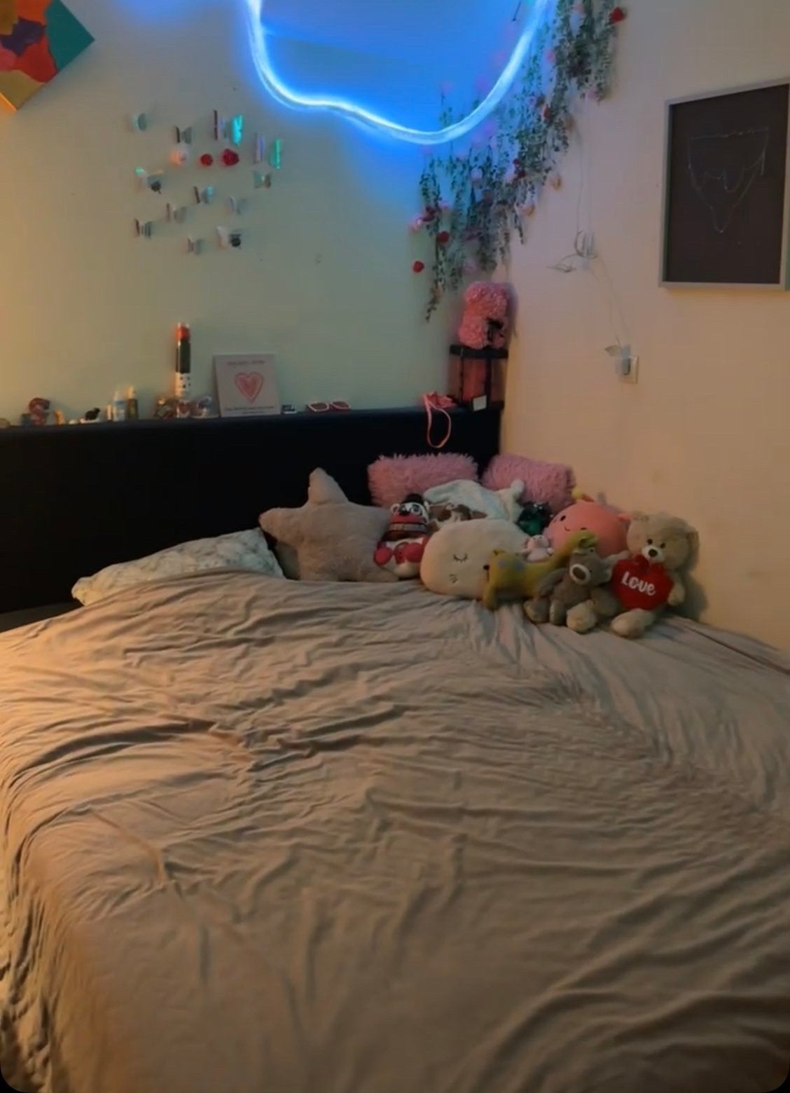 Comfortabel tweepersoonsbed met hoofdbord