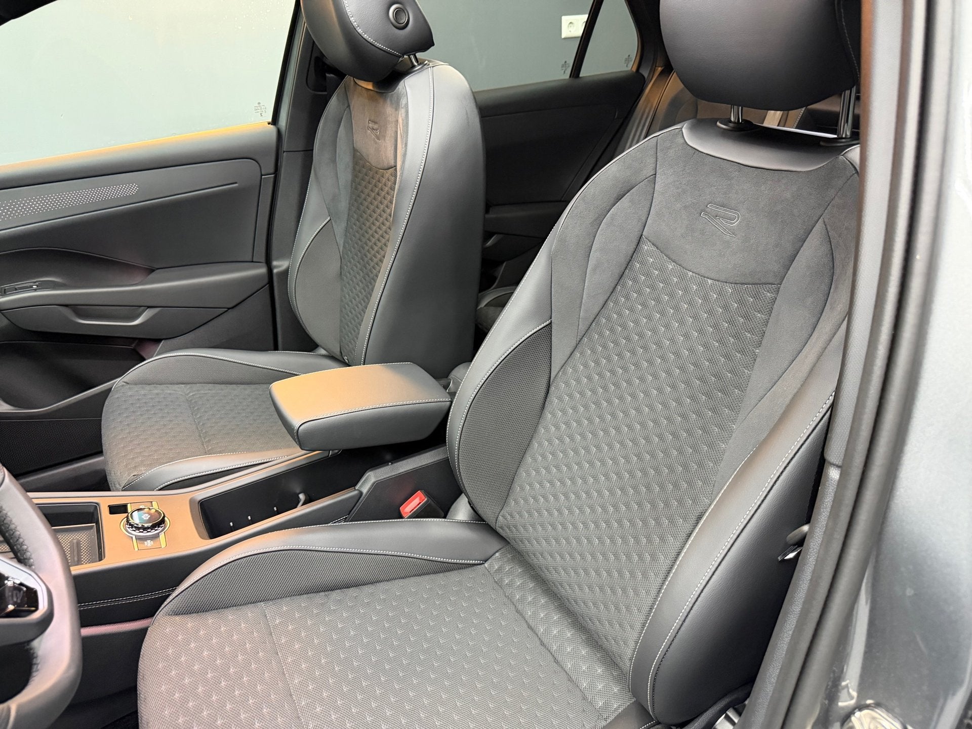 Foto 20 van Volkswagen T-ROC 1.5 eTsi R-Line First Edition Pano-IQ-KEYLE