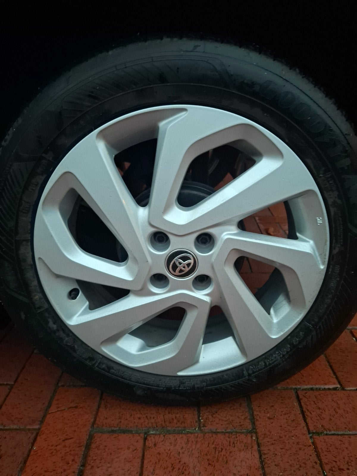 Toyota aygo X. Lichtmetalen velgen met zomerbanden 17 inch, Auto-onderdelen, Gebruikt, 175 mm, Banden en Velgen, 17 inch