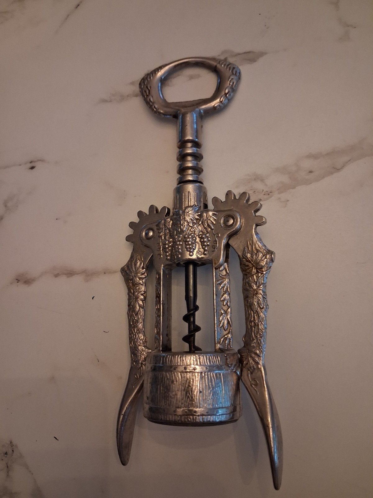 Vintage kurkentrekker met druivenmotief, Ophalen of Verzenden