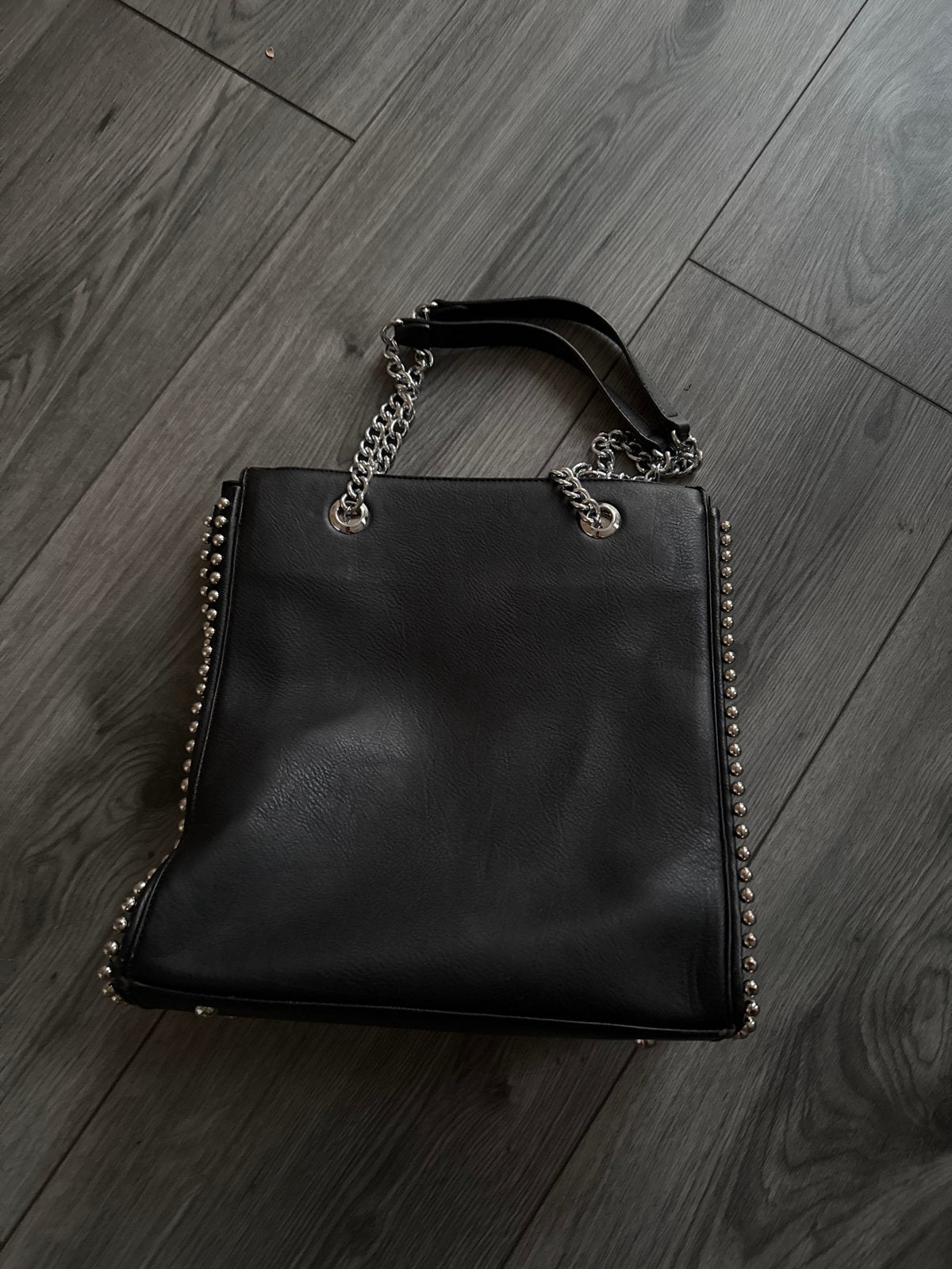 Zwarte handtas met studs en kettingdetails, Ophalen of Verzenden, Gebruikt, Zwart, Handtas