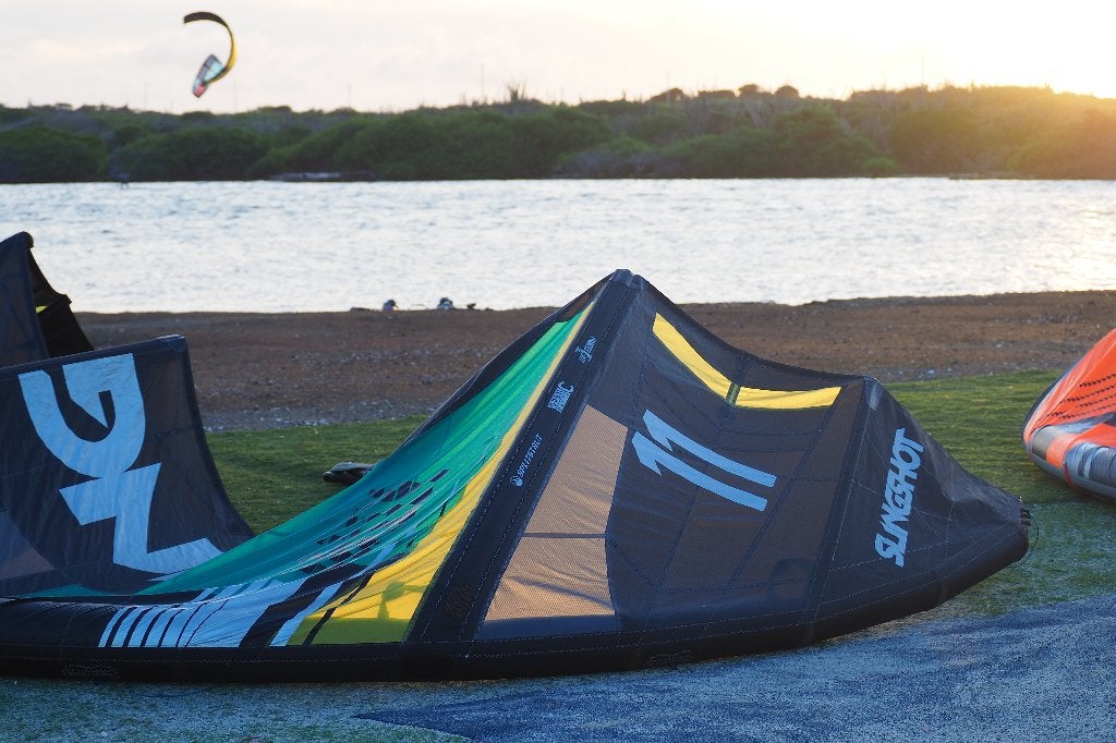 Slingshot Rally 11m + bar, Watersport en Boten, Kitesurfen, Gebruikt, Kitesurf-set, Geen board, 11 m²