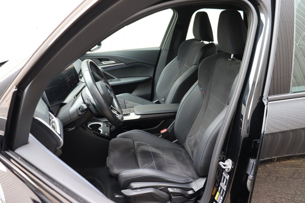 BMW iX1 xDrive30 M Sport / Sportstoelen / Comfort Access / A, Auto's, BMW, Gebruikt, Zwart, Met garantie (alle), Zwart