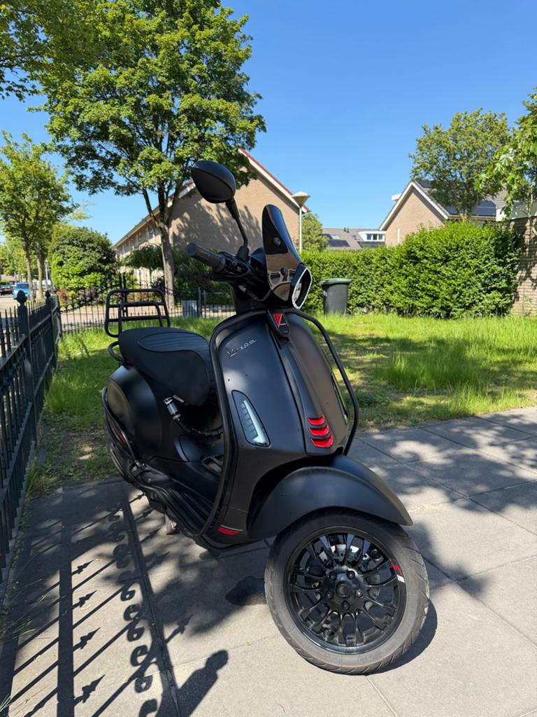 Vespa Sprint Notte 2022 – Full Option – Unieke Uitvoering, Ophalen, Overige modellen, Maximaal 45 km/u, Zo goed als nieuw