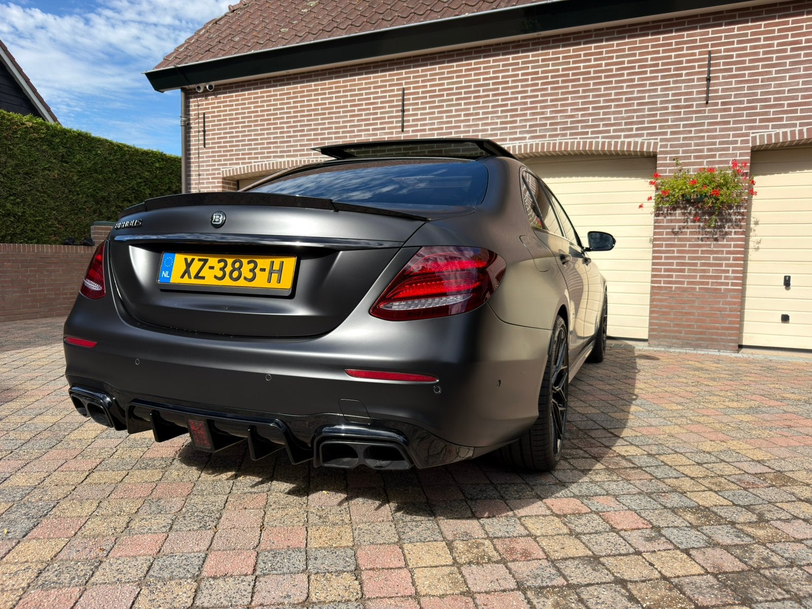 Foto 9 van Mercedes-Benz E 200 | BRABUS/AMG styling | MAT ZWART |