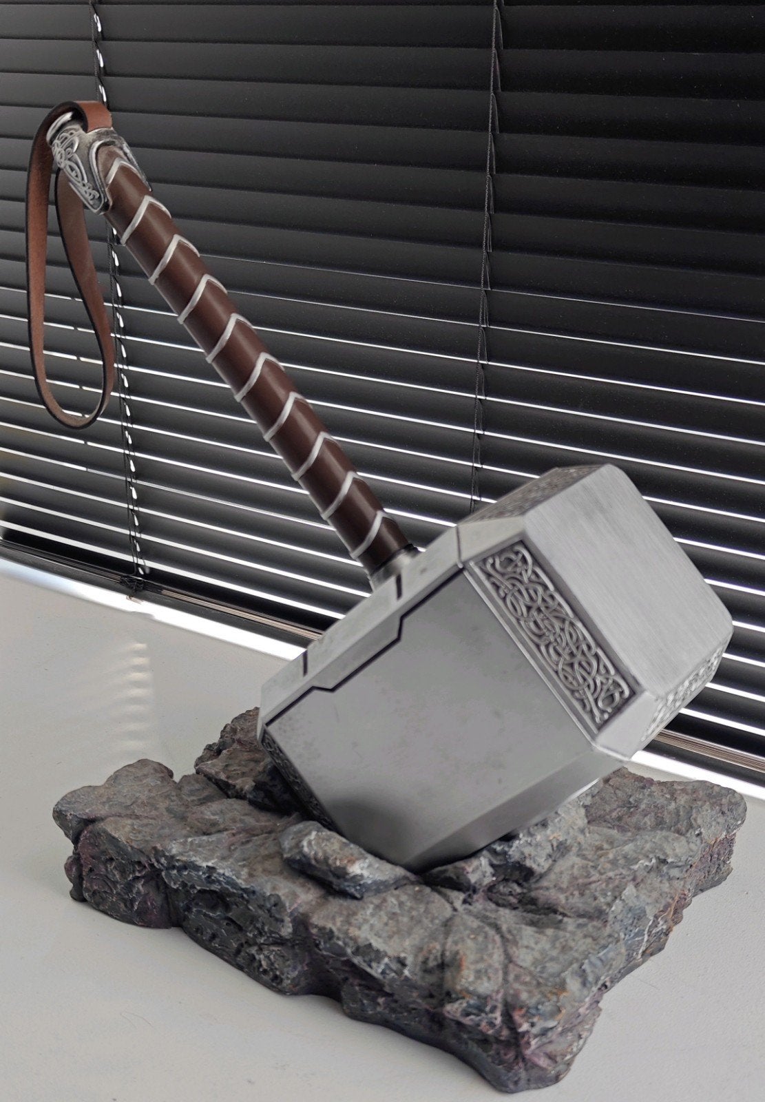 Thor's Hammer Mjolnir - 1:1 Prop Replica (Marvel), Verzenden