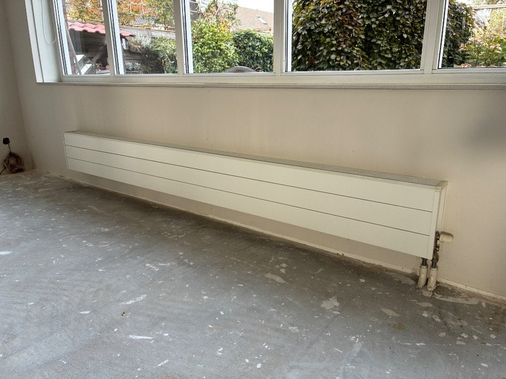 Radiator met witte ombouw 280x31cm, Ophalen, 30 tot 80 cm, Gebruikt, Radiator