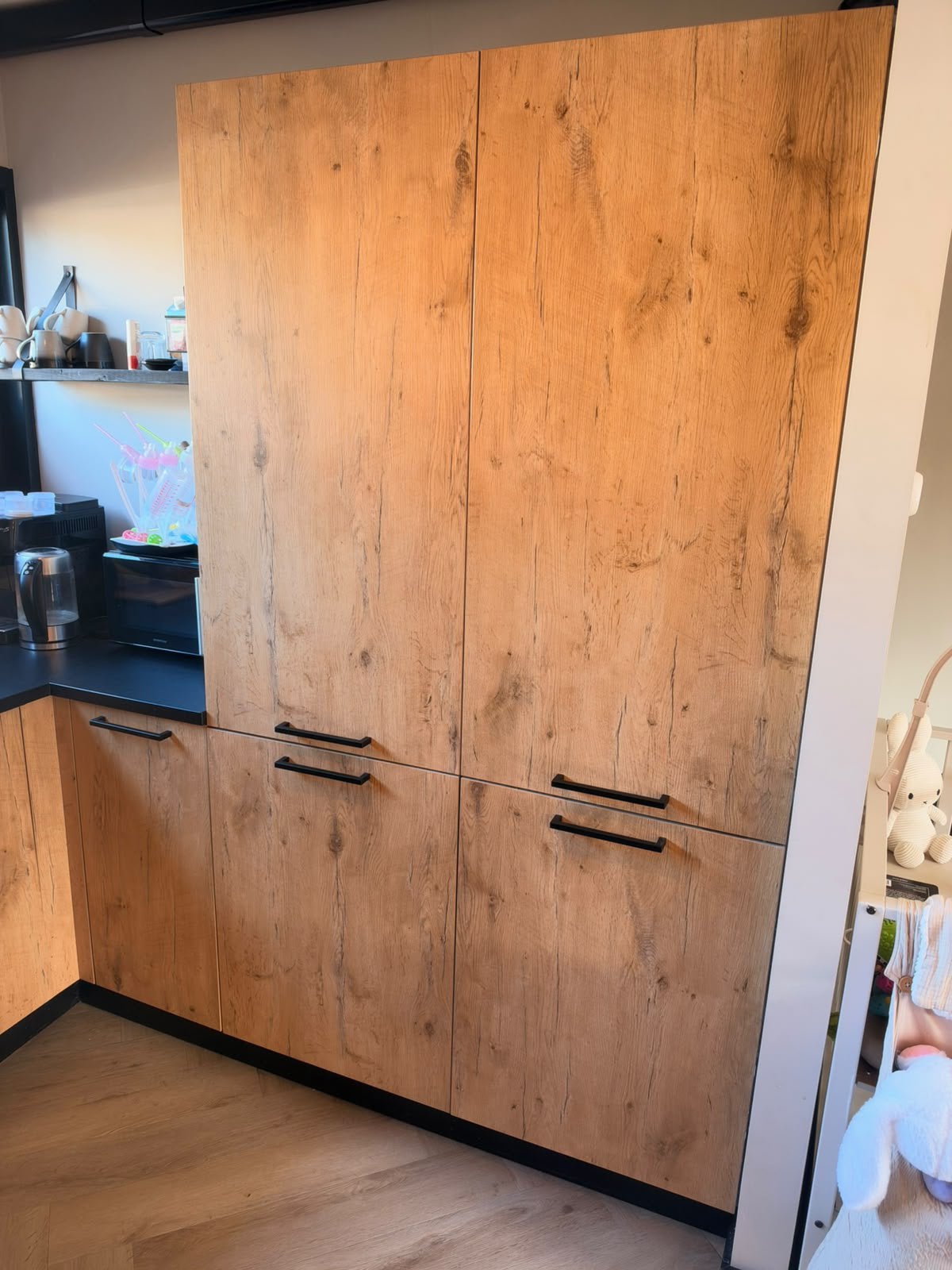 Foto 11 van Rustiek eiken U keuken met gasoven en koel/vriescombinatie