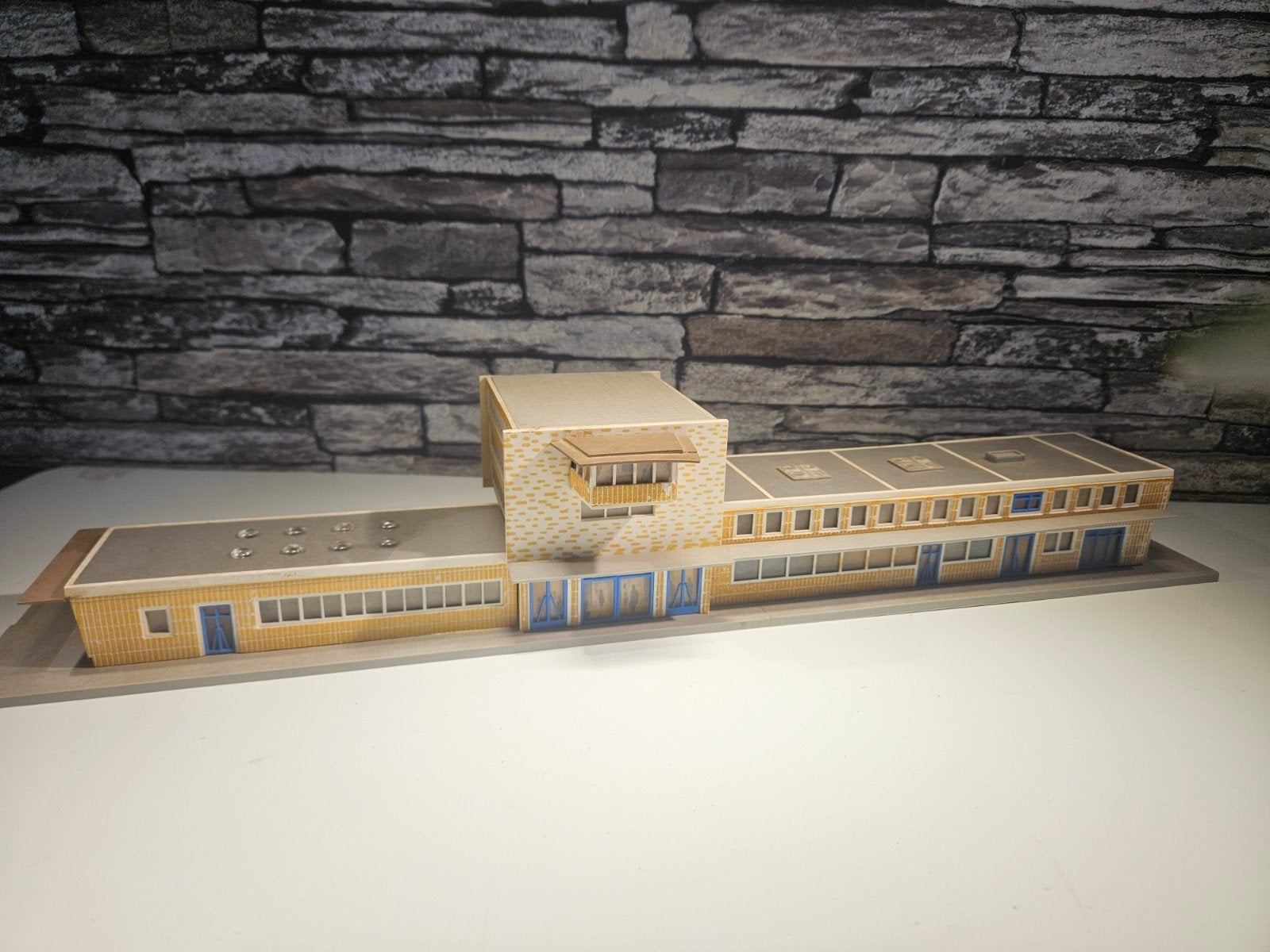 Modern station stationsgebouw N spoor trein 1:160, Overige merken, Gebruikt, Gelijkstroom of Wisselstroom, Brug, Tunnel of Gebouw