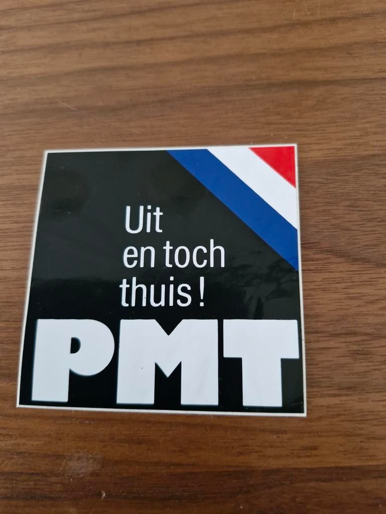 7715 PMT Sticker: Uit en toch thuis! (Nederlandse vlag), Ophalen of Verzenden, Nieuw, Overige typen