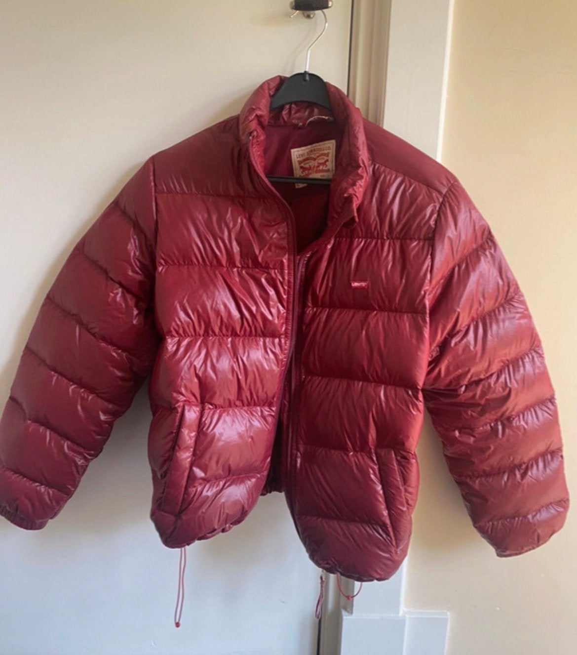 Levi's Puffer Jacket - Maat L valt als S - ZGAN, Ophalen of Verzenden, Zo goed als nieuw, Maat 46 (S) of kleiner, Rood