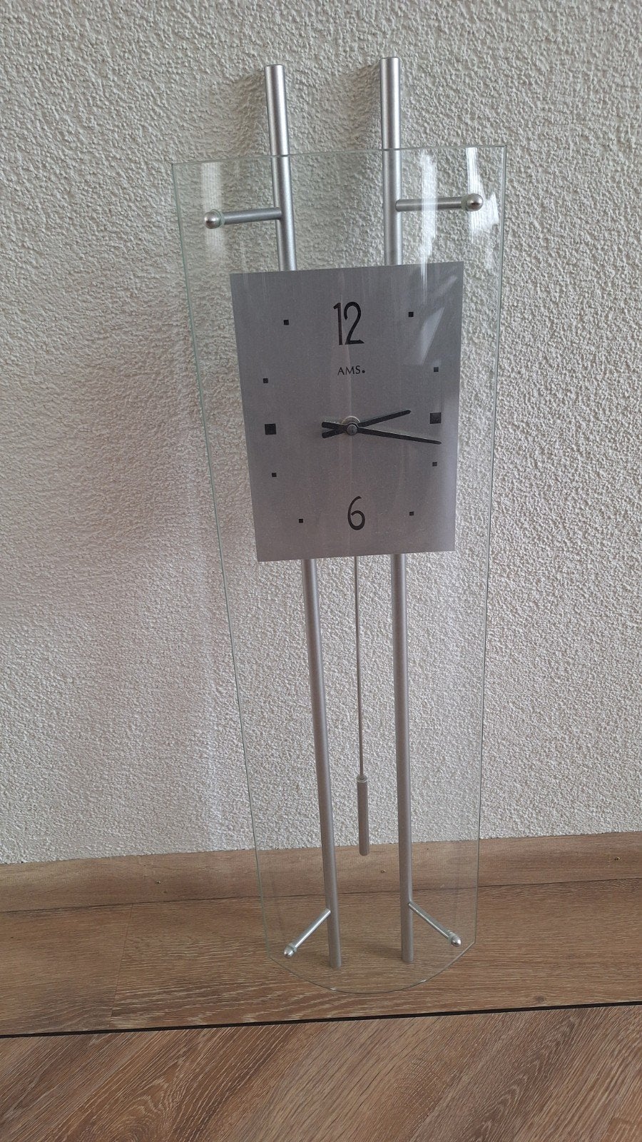 Moderne AMS wanldklok met slinger en glas, werkt 100%., Huis en Inrichting, Ophalen of Verzenden