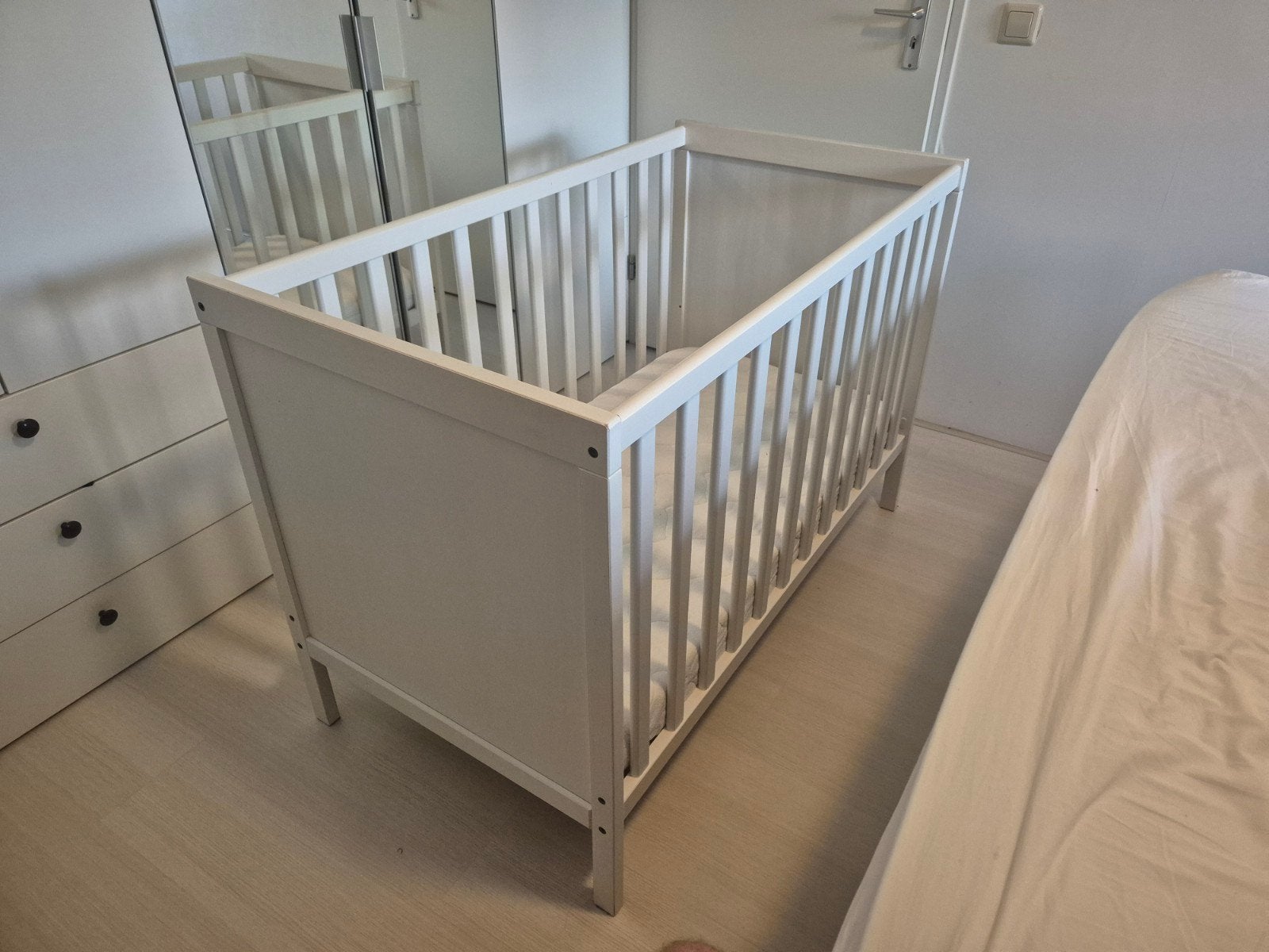Wit ledikantje voor baby of peuter, Kinderen en Baby's, Babywiegjes en Ledikanten, Ophalen, Gebruikt, Ledikant