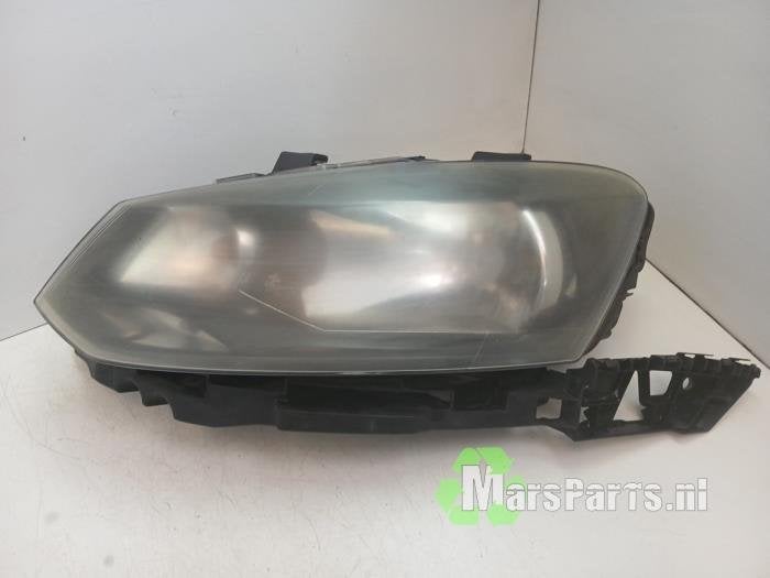 Koplamp links van een Volkswagen Polo