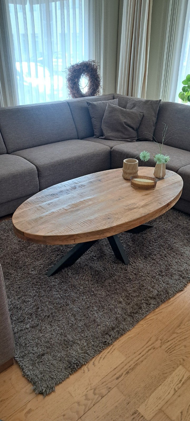 Ovale salontafel van mangohout met zwart metalen onderstel, Overige houtsoorten, 100 tot 150 cm, Modern, Industrieel, Zo goed als nieuw