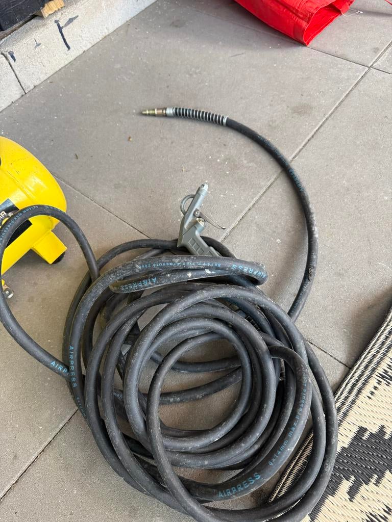 Powerplus compressor met luchtslang en blaaspistool, Doe-het-zelf en Verbouw, Compressors, Gebruikt, 6 tot 10 bar, Minder dan 25 liter