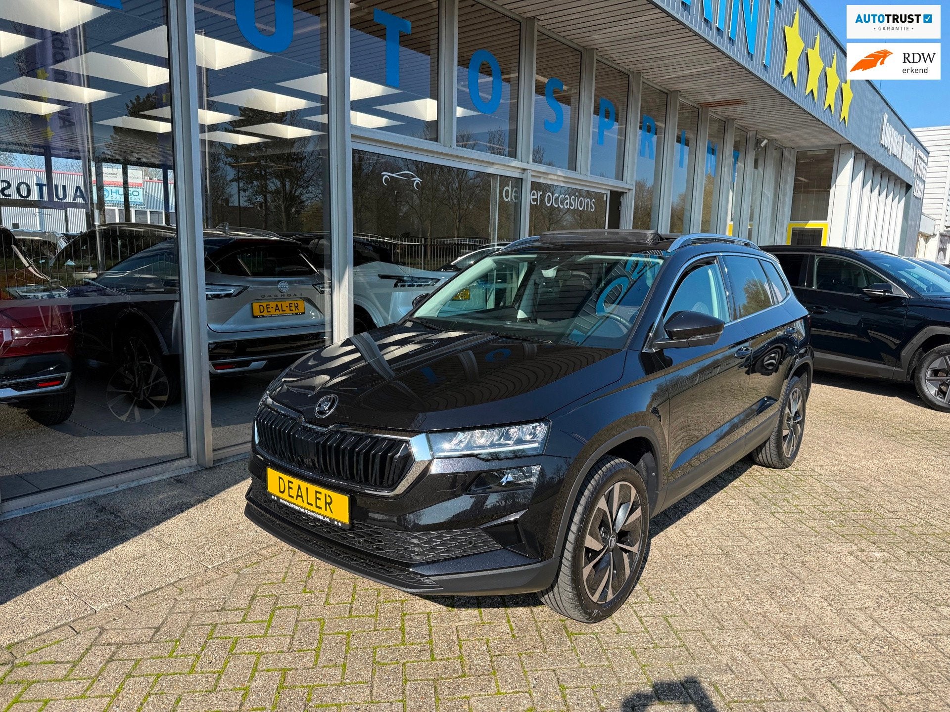 Skoda Karoq 1.5 TSI ACT Business Edition 150PK PANO, CAMERA,, Auto's, Zwart, 4 cilinders, 150 pk, Leder en Stof