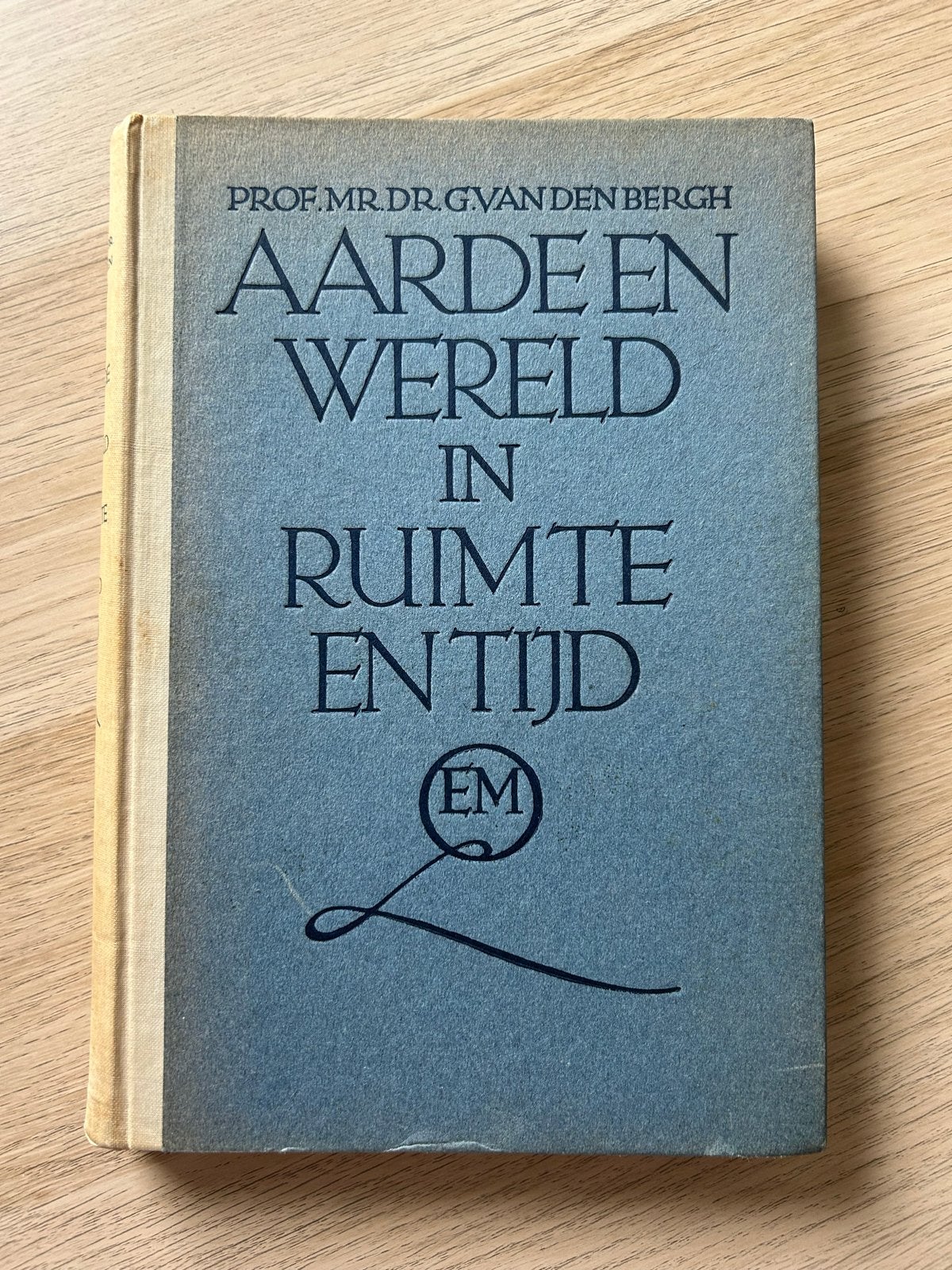 Aarde en Wereld in Ruimte en Tijd - G. van den Bergh, Boeken, Ophalen of Verzenden, Beta, Gelezen, Overige niveaus