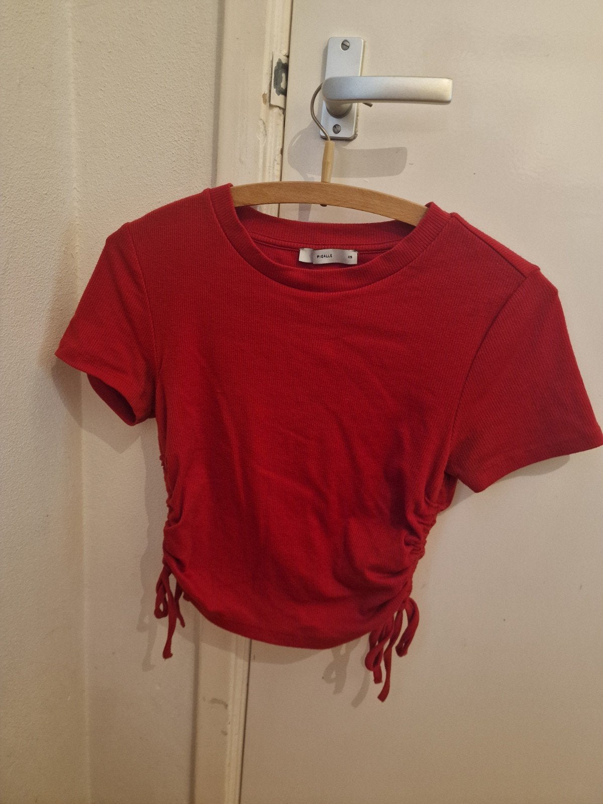 Rode crop top met touwtjes, Pigalle, Ophalen of Verzenden, Zo goed als nieuw, Korte mouw