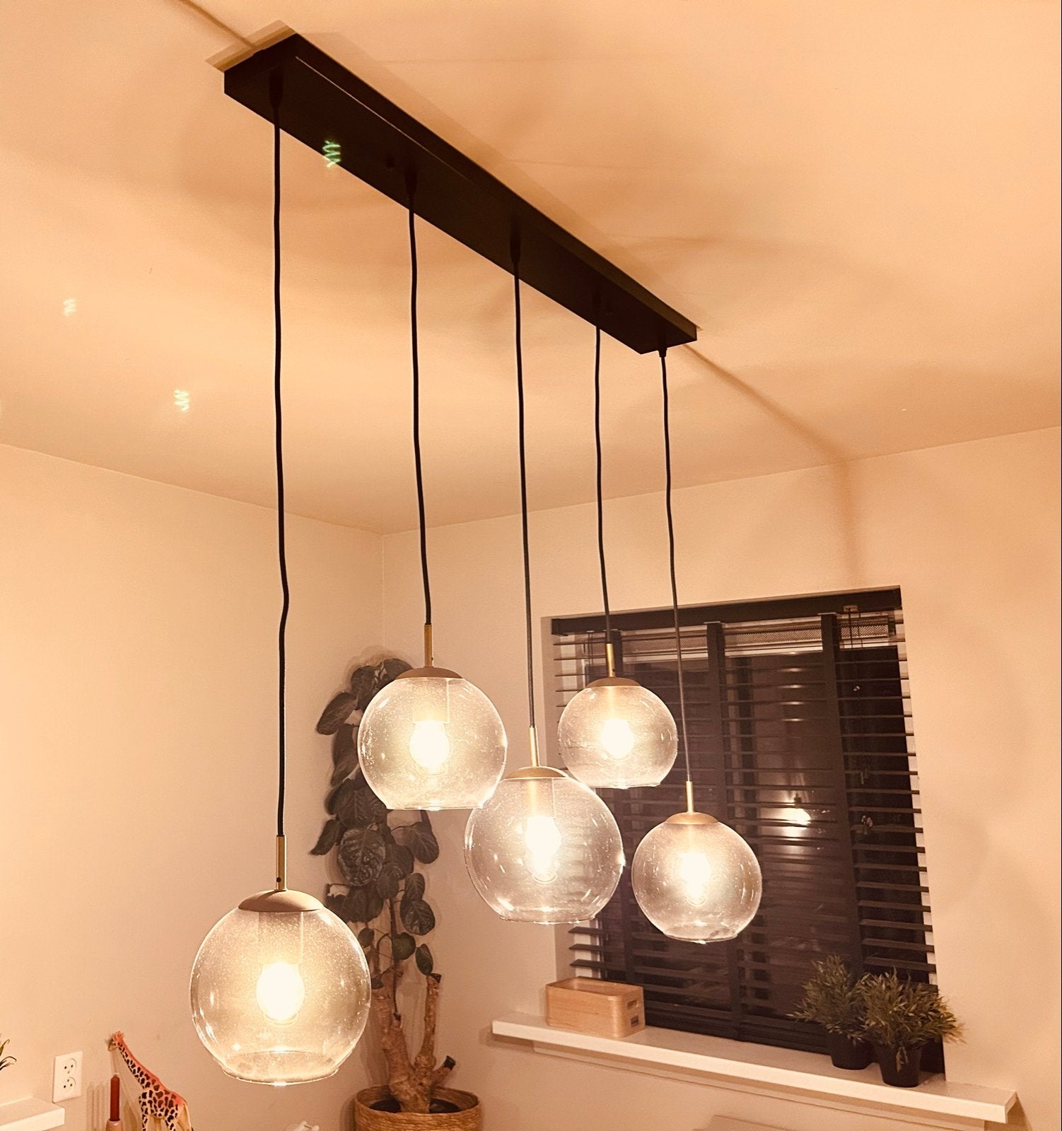 Moderne hanglamp met 5 glazen bollen, Huis en Inrichting, Ophalen of Verzenden, Zo goed als nieuw, Glas, E27 (groot)