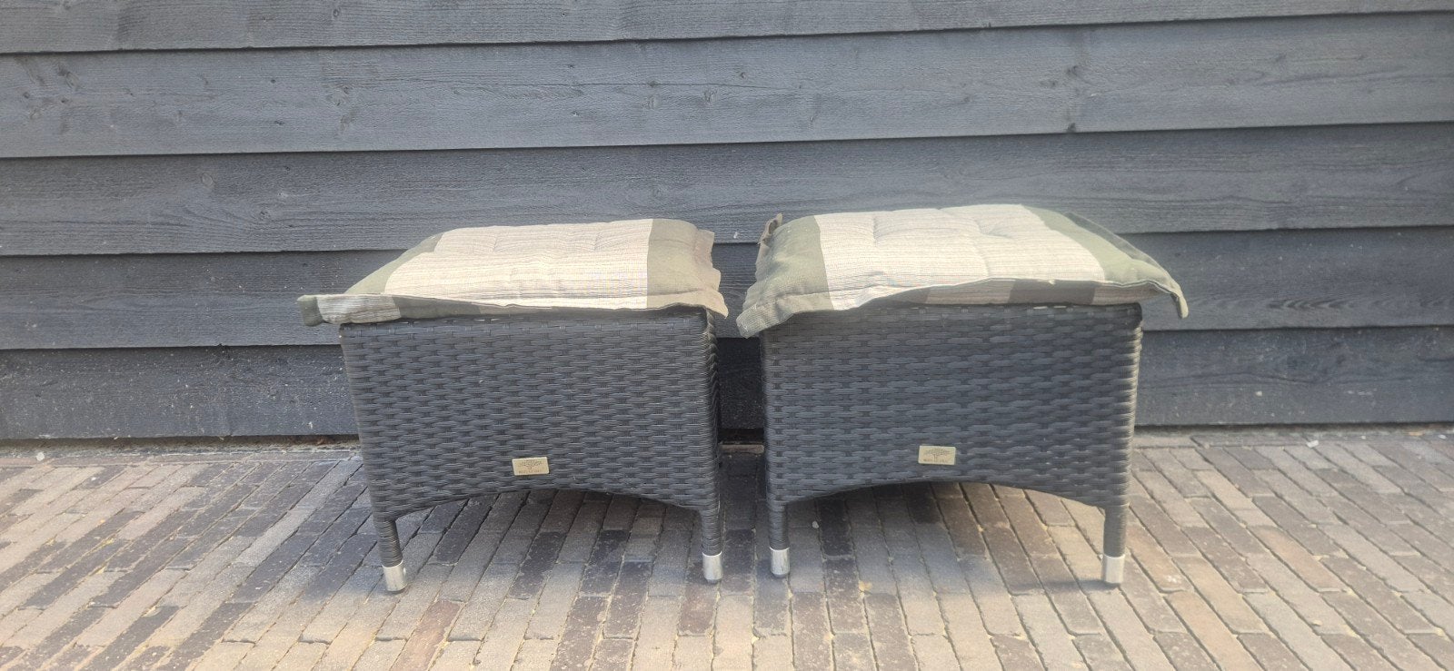 twee rotan zitjes voor bij tuinset
