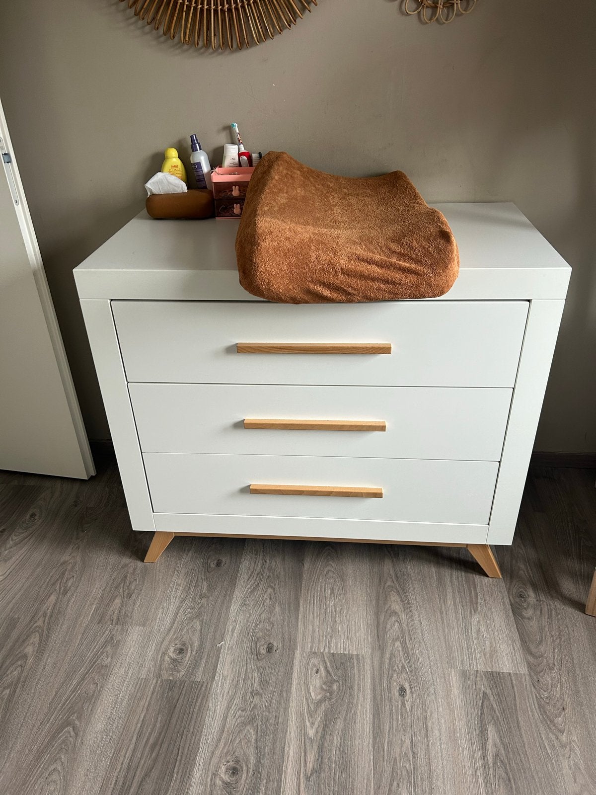 Babykamer set: ledikant, commode en kledingrekje, Ophalen, Gebruikt, Commode